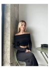 bysoca Kadın Siyah Madonna Yaka Düşük Omuz Gofre Kumaş Dokulu Crop Bluz