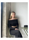 bysoca Kadın Siyah Madonna Yaka Düşük Omuz Gofre Kumaş Dokulu Crop Bluz