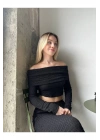 bysoca Kadın Siyah Madonna Yaka Düşük Omuz Gofre Kumaş Dokulu Crop Bluz