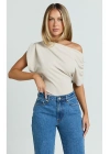 Kadın Krem Tek Omuz Düşük Kollu Asimetrik Yaka Drapeli Vücudu Saran Crop Bluz