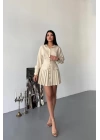 ÖNDEN GOLD DÜĞMELİ PİLELİ KISA ELBİSE - Bej