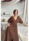 V YAKA BEL BONCUK BAĞLAMALI MÜSLİN ELBİSE YIRTMAÇ DETAYLI - Kahverengi