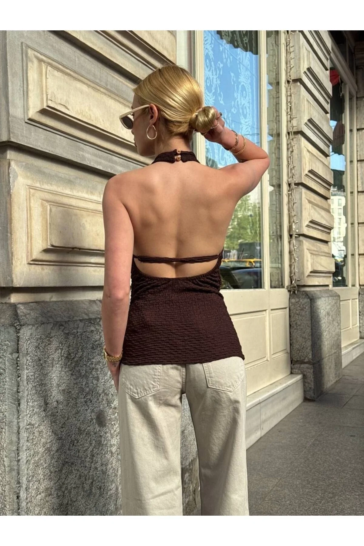 Kadın Acı Kahve Halter Yaka Sırtı Açık Ayarlı Boyundan Düğmeli Gofre Dokulu Yazlık Crop Bluz