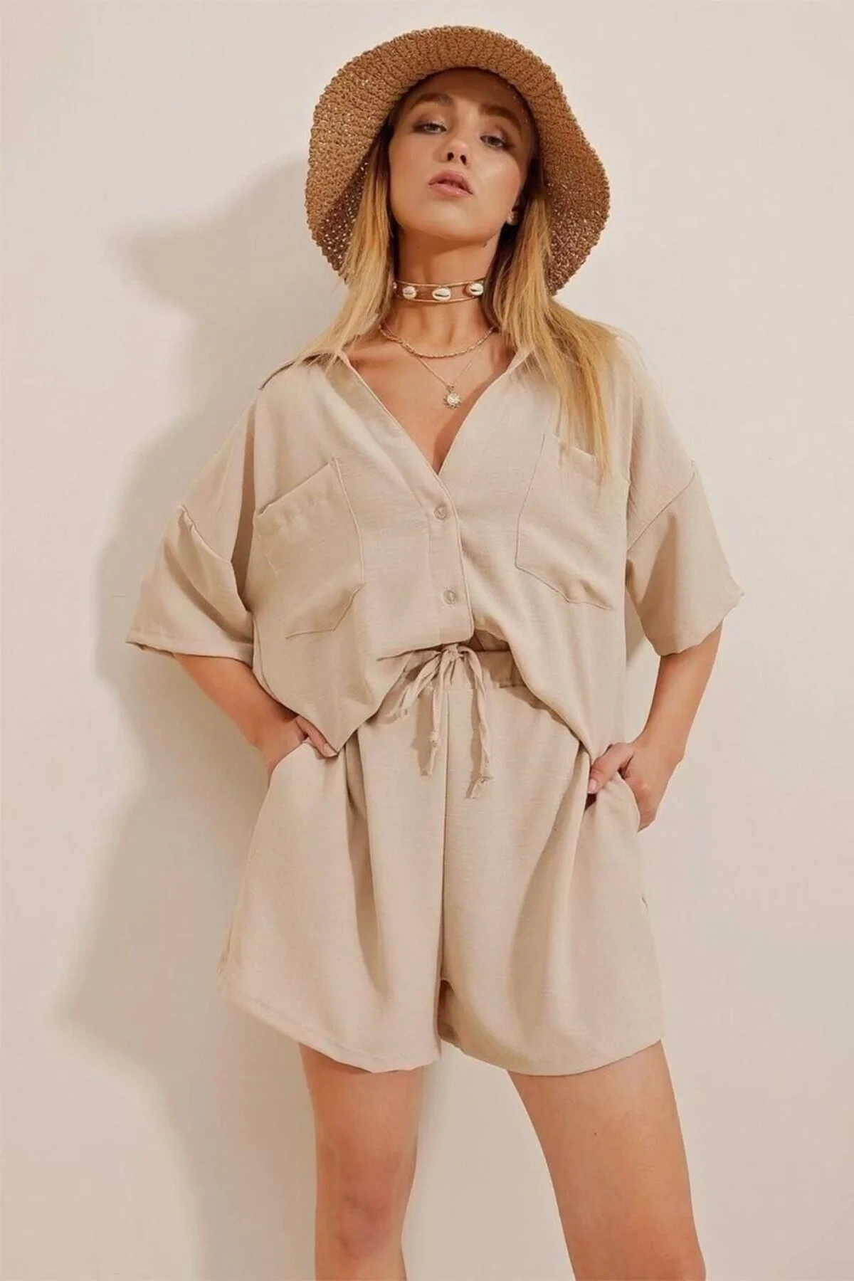 Kadın Bej Oversize Düşük Omuz Cepli Gömlek ve Yüksek Bel Bağcıklı Şort Ayrobin Kumaş Takım