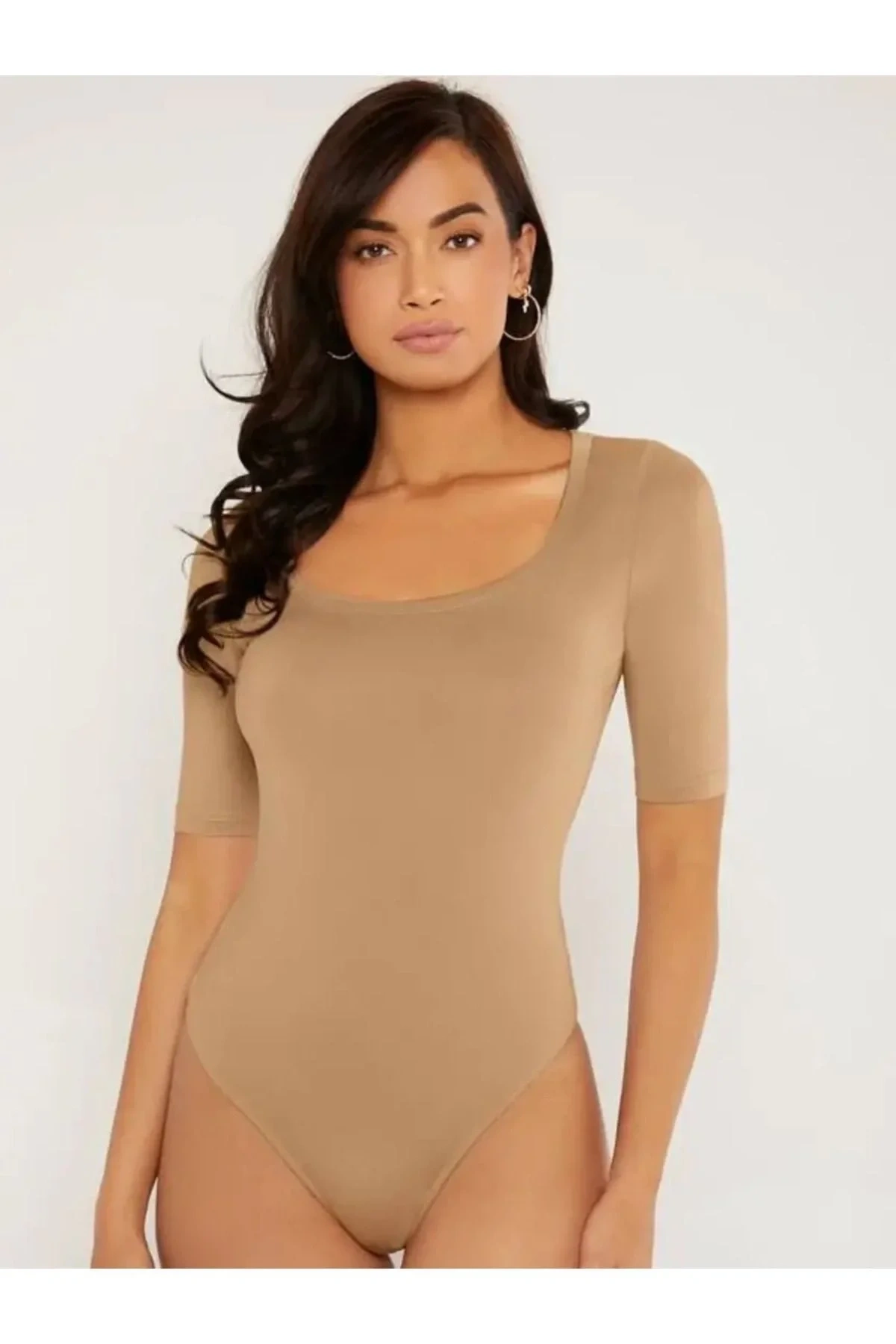 Kadın Bej U Yaka Kısa Kol Vücudu Saran Sandy Kumaş Tanga Basic Bodysuit