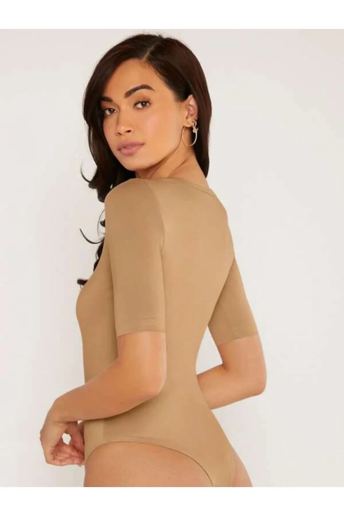 Kadın Bej U Yaka Kısa Kol Vücudu Saran Sandy Kumaş Tanga Basic Bodysuit
