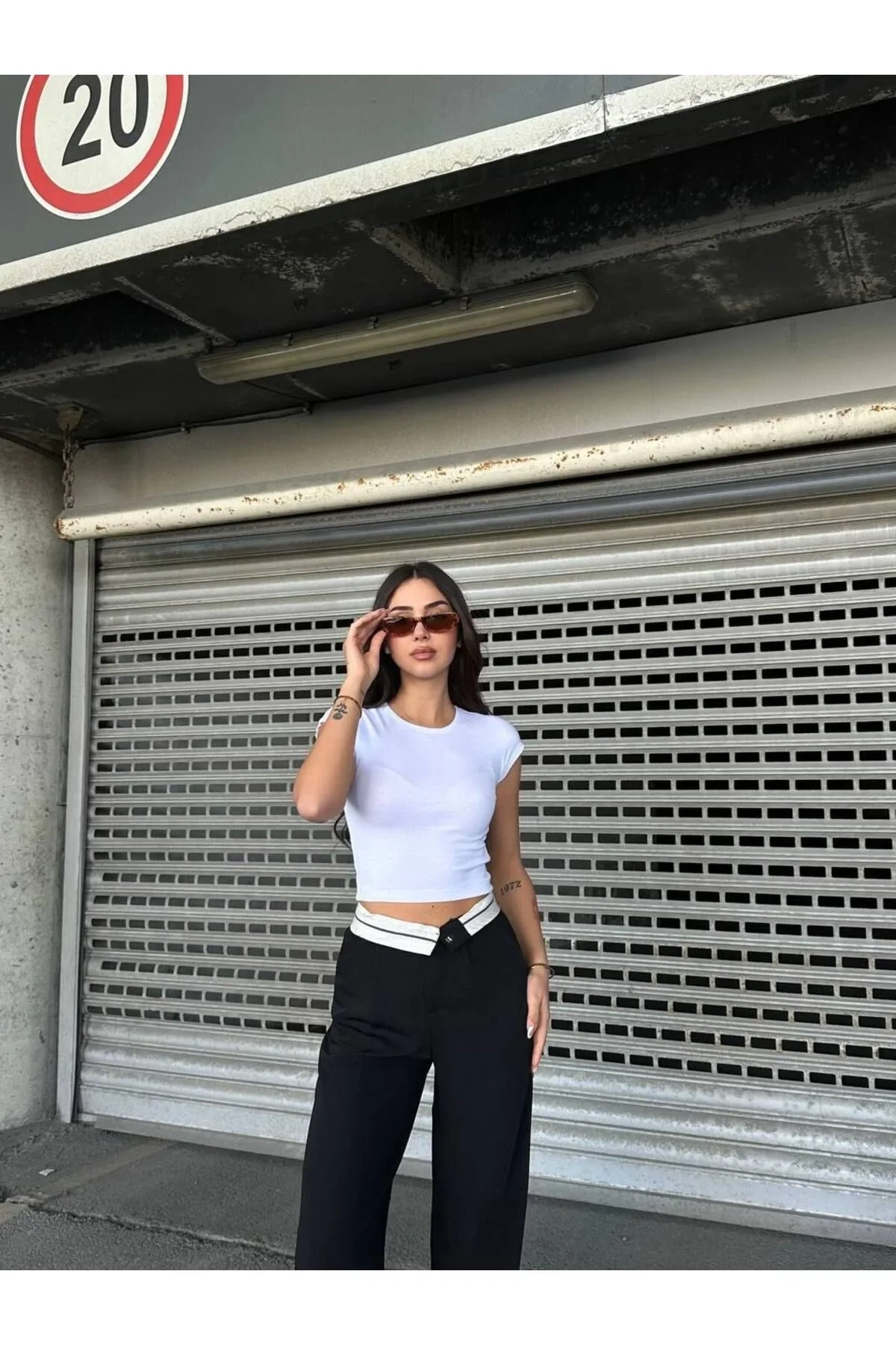 Kadın Beyaz Bisiklet Yaka Kısa Kollu Vücudu Saran Basic Fitilli Crop Tişört