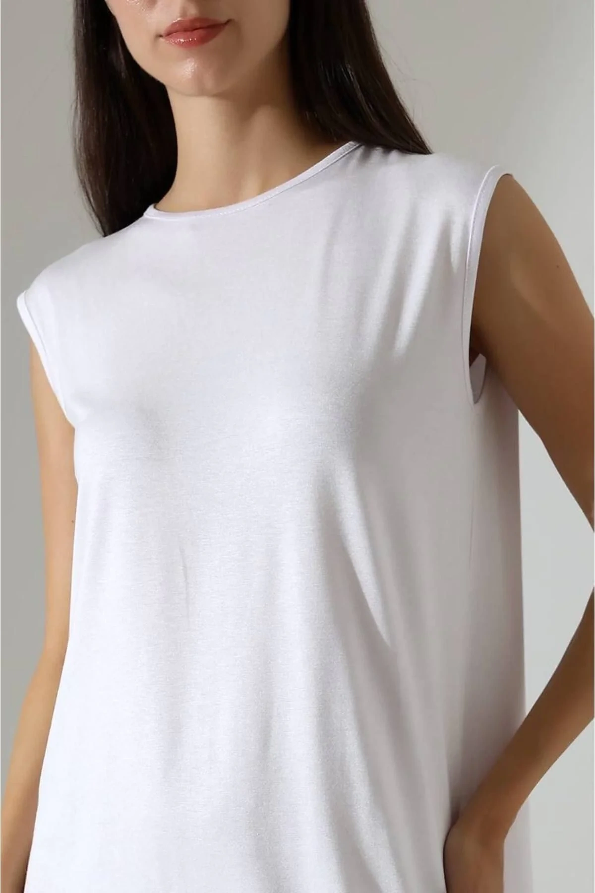 Kadın Beyaz Oversize Kolsuz Bisiklet Yaka Basic Viskon Kısa İçlik Tunik Elbise