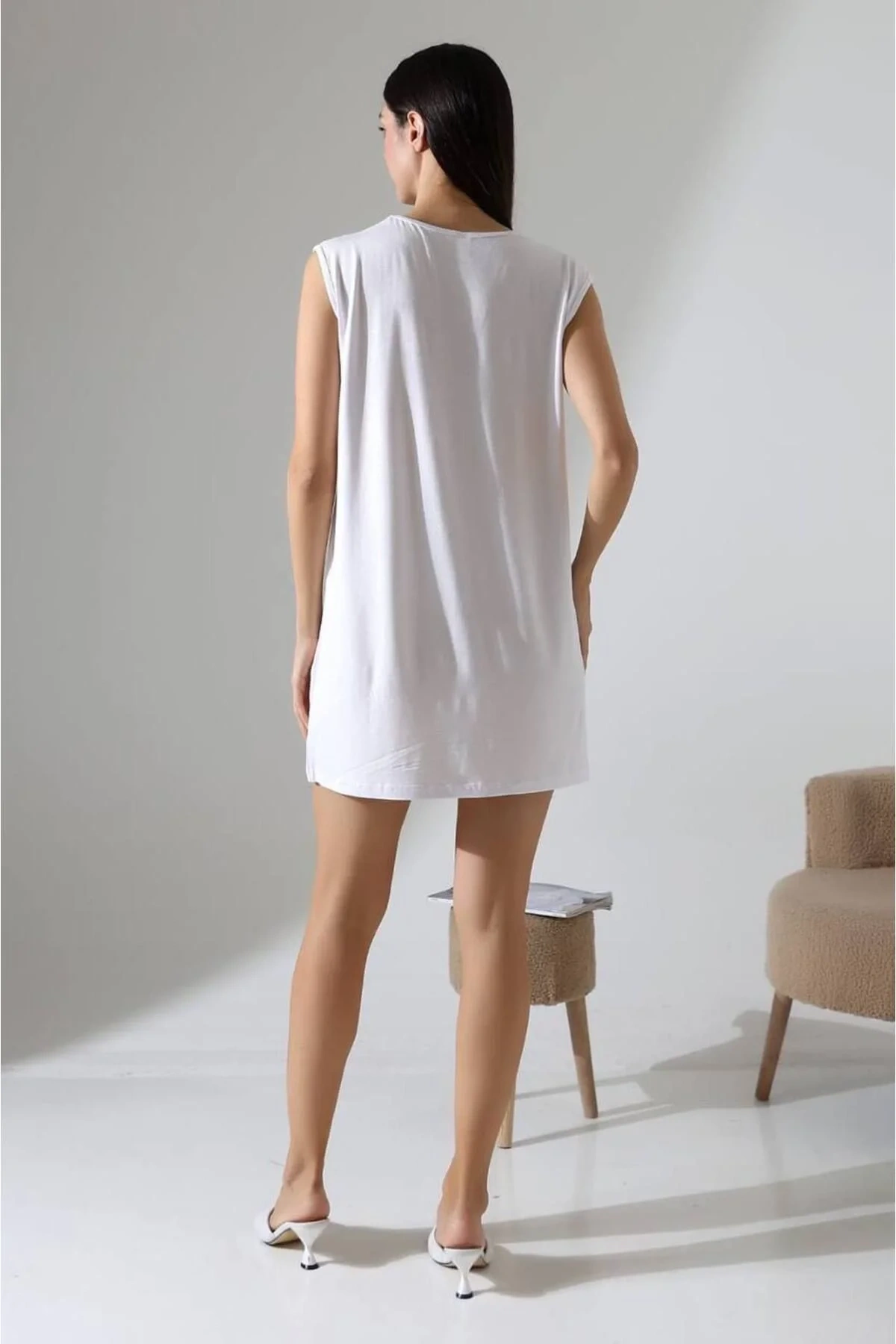 Kadın Beyaz Oversize Kolsuz Bisiklet Yaka Basic Viskon Kısa İçlik Tunik Elbise