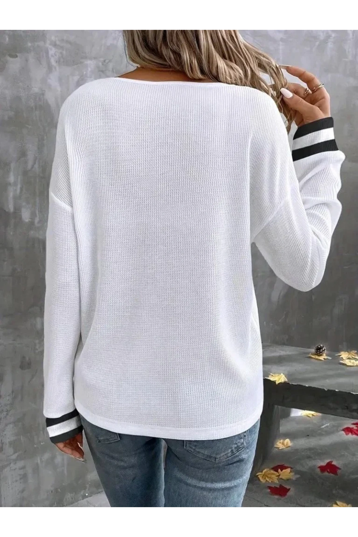 Kadın Beyaz V Yaka Çizgili Düşük Omuz Uzun Kollu Waffle Kumaş Triko Kazak Bluz