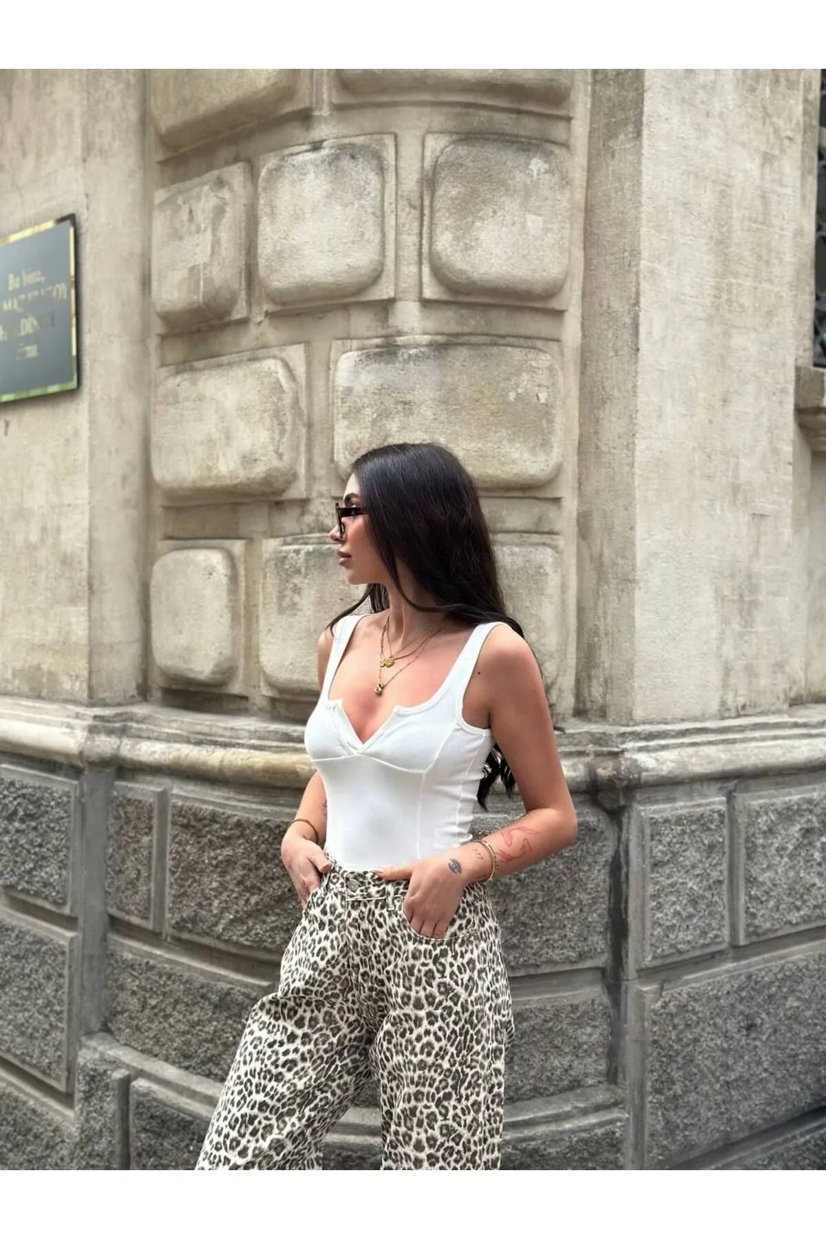 bysoca Kadın Beyaz V Detaylı Kare Yaka Kalın Askılı Pamuklu Fitilli Kaşkorse Bluz Crop Atlet