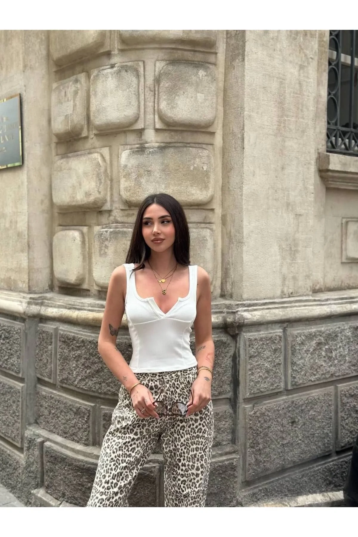 Kadın Beyaz V Detaylı Kare Yaka Kalın Askılı Pamuklu Fitilli Kaşkorse Bluz Crop Atlet