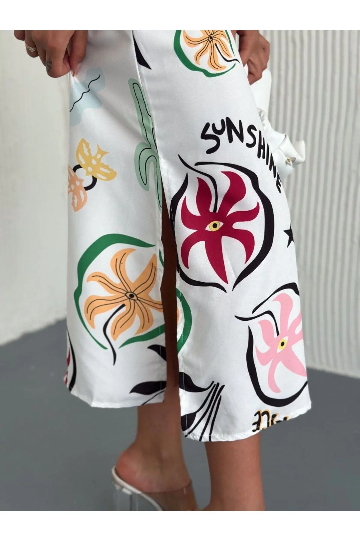 Kadın Çok Renkli Desenli Gömlek Yaka Beli Kuşaklı Yandan Yırtmaçlı Midi Poplin Elbise