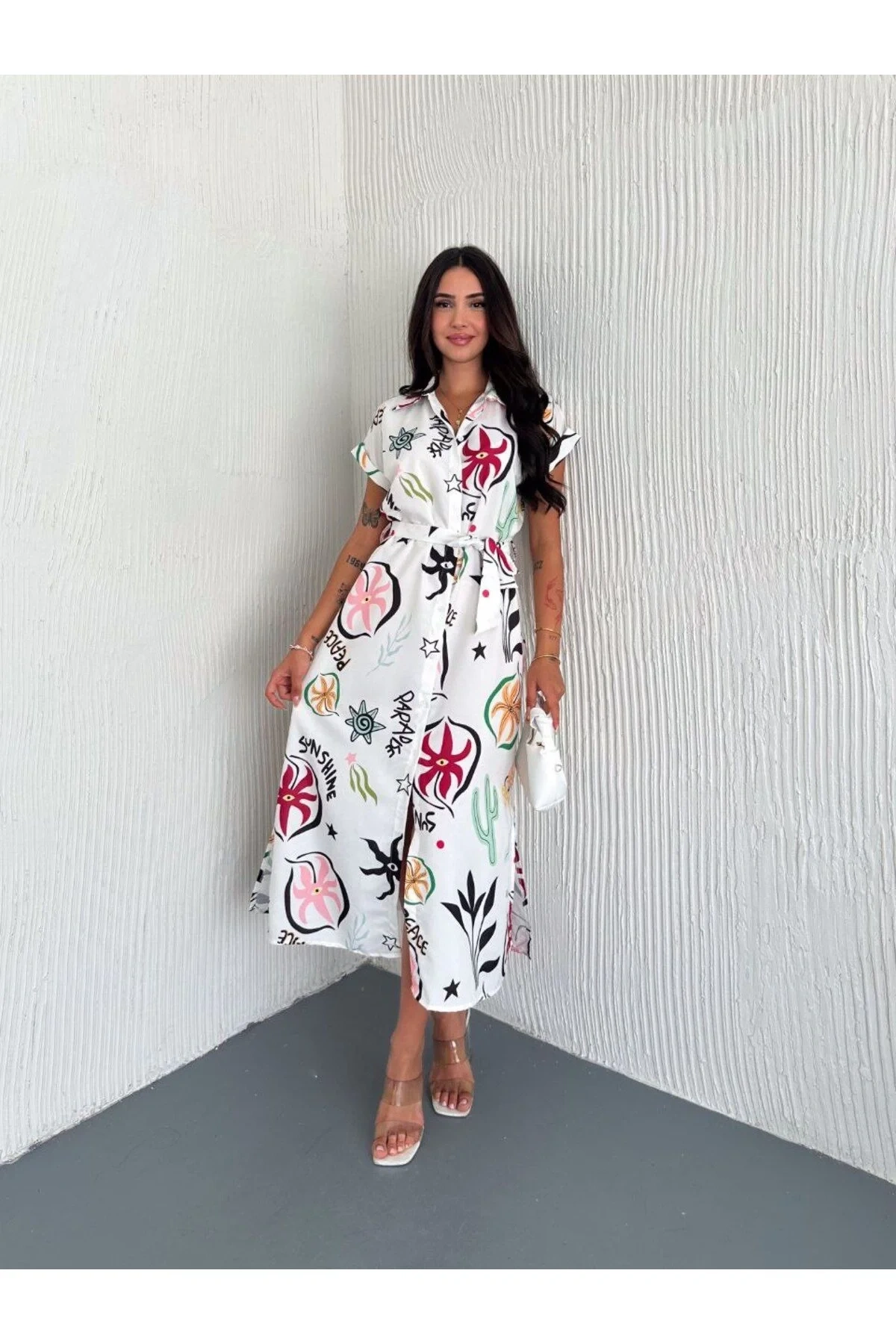 Kadın Çok Renkli Desenli Gömlek Yaka Beli Kuşaklı Yandan Yırtmaçlı Midi Poplin Elbise
