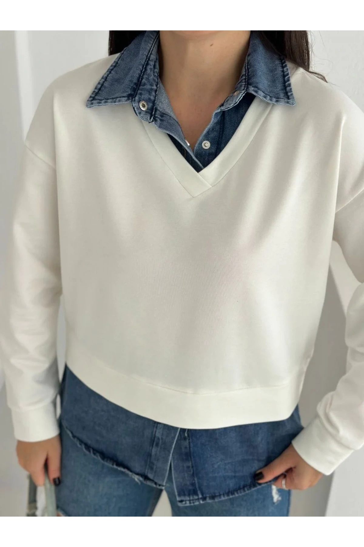 Kadın Ekru Gömlek Yaka Kot Detaylı V Yaka Uzun Kollu Rahat Kesim İki İplik Kumaş Sweatshirt