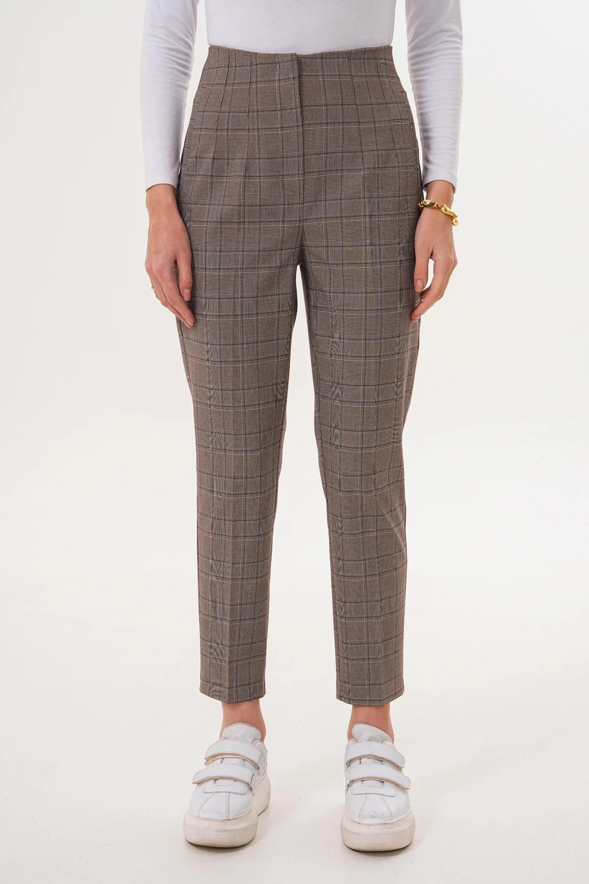 Kadın Kahverengi Kareli Yüksek Bel Pens Detaylı Bilek Boy Havuç Kesim Kumaş Pantolon
