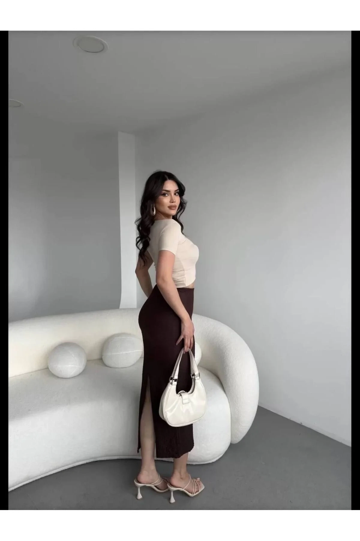 Kadın Kahverengi Yüksek Bel Yırtmaçlı Beli Lastikli Gofre Dokulu Vücudu Saran Midi Kalem Etek