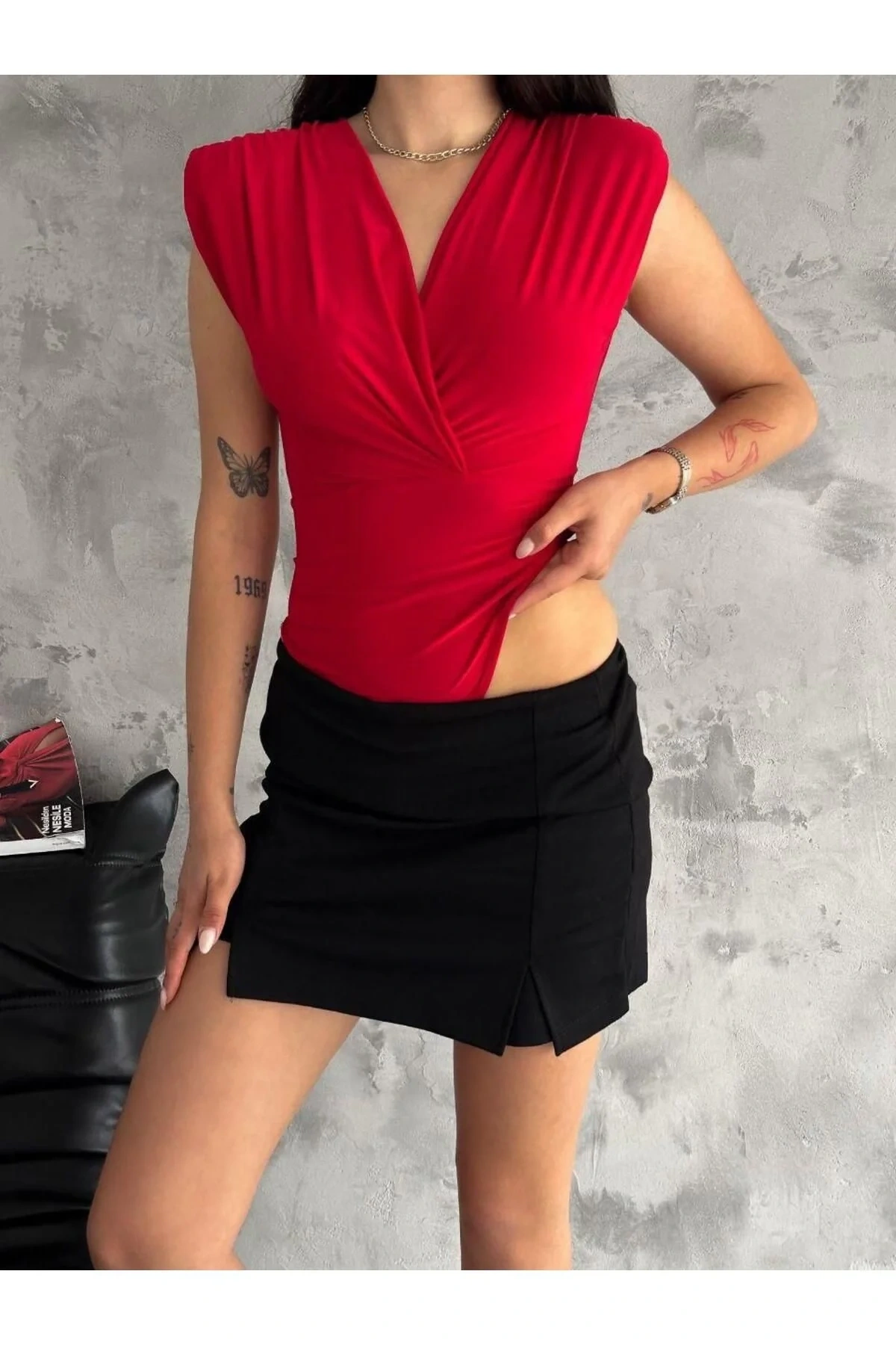 Kadın Kırmızı Vatkalı Drapeli Kruvaze V Yaka Kolsuz Çıtçıtlı Sandy Kumaş Tanga Bodysuit