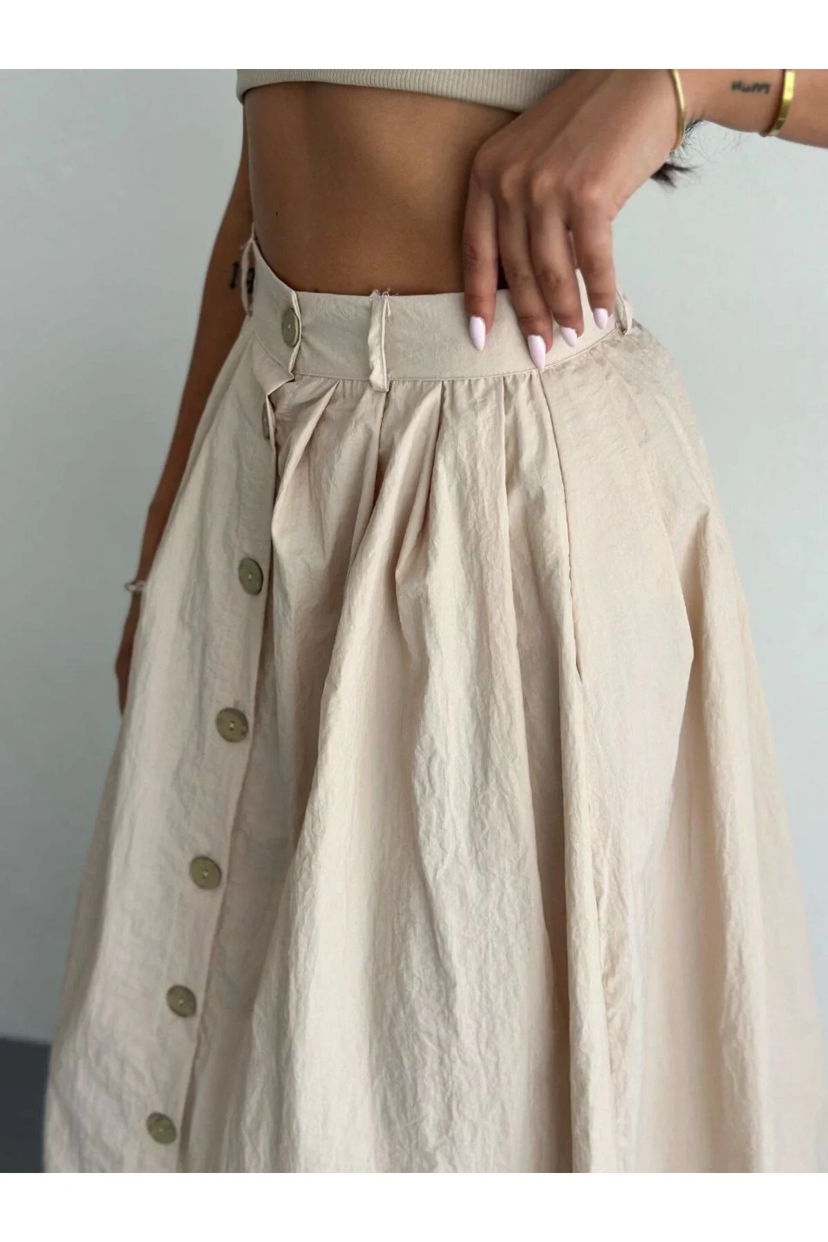 bysoca Kadın Krem Yüksek Bel Pileli Önden Düğmeli Yırtmaçlı Kloş Kesim Oversize Midi Poplin Etek