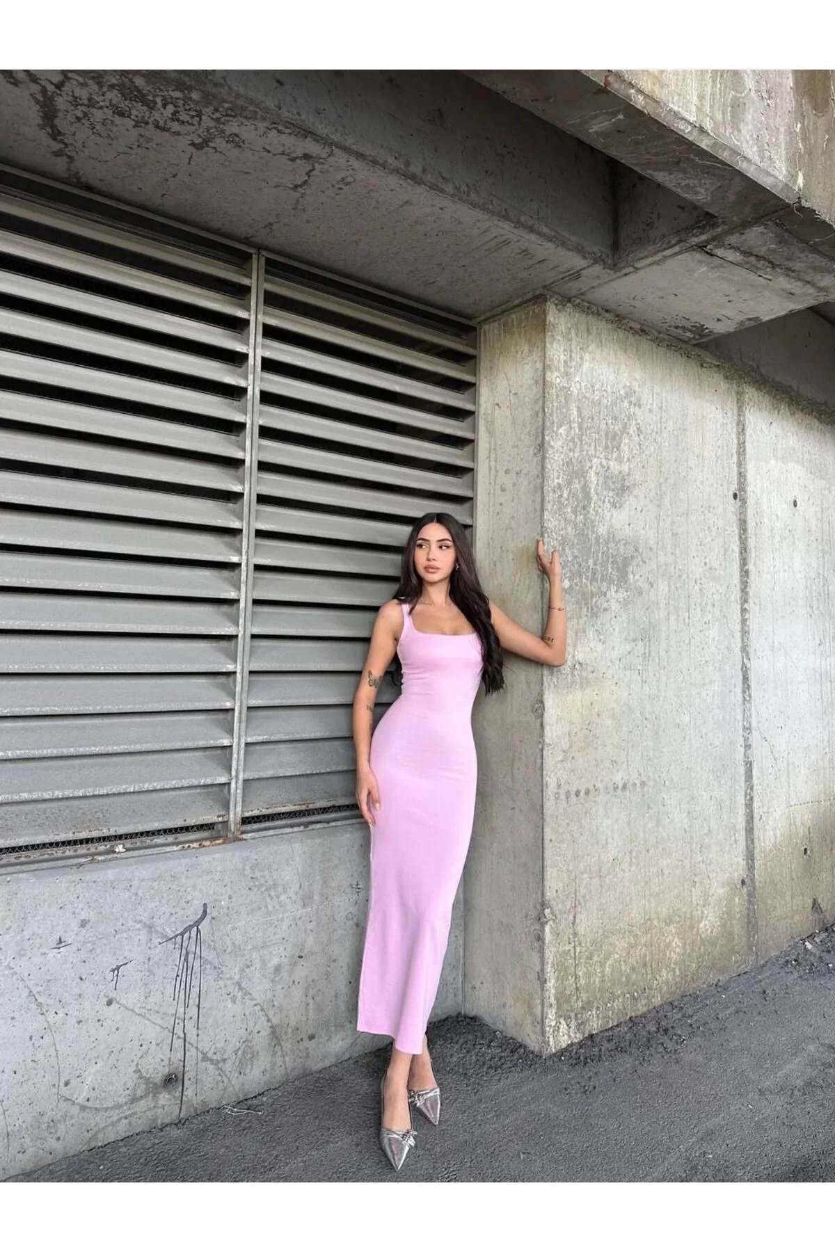 Kadın Pembe Kare Yaka Kalın Askılı Sırtı Açık Vücudu Saran Kaşkorse Uzun Maxi Boy Elbise