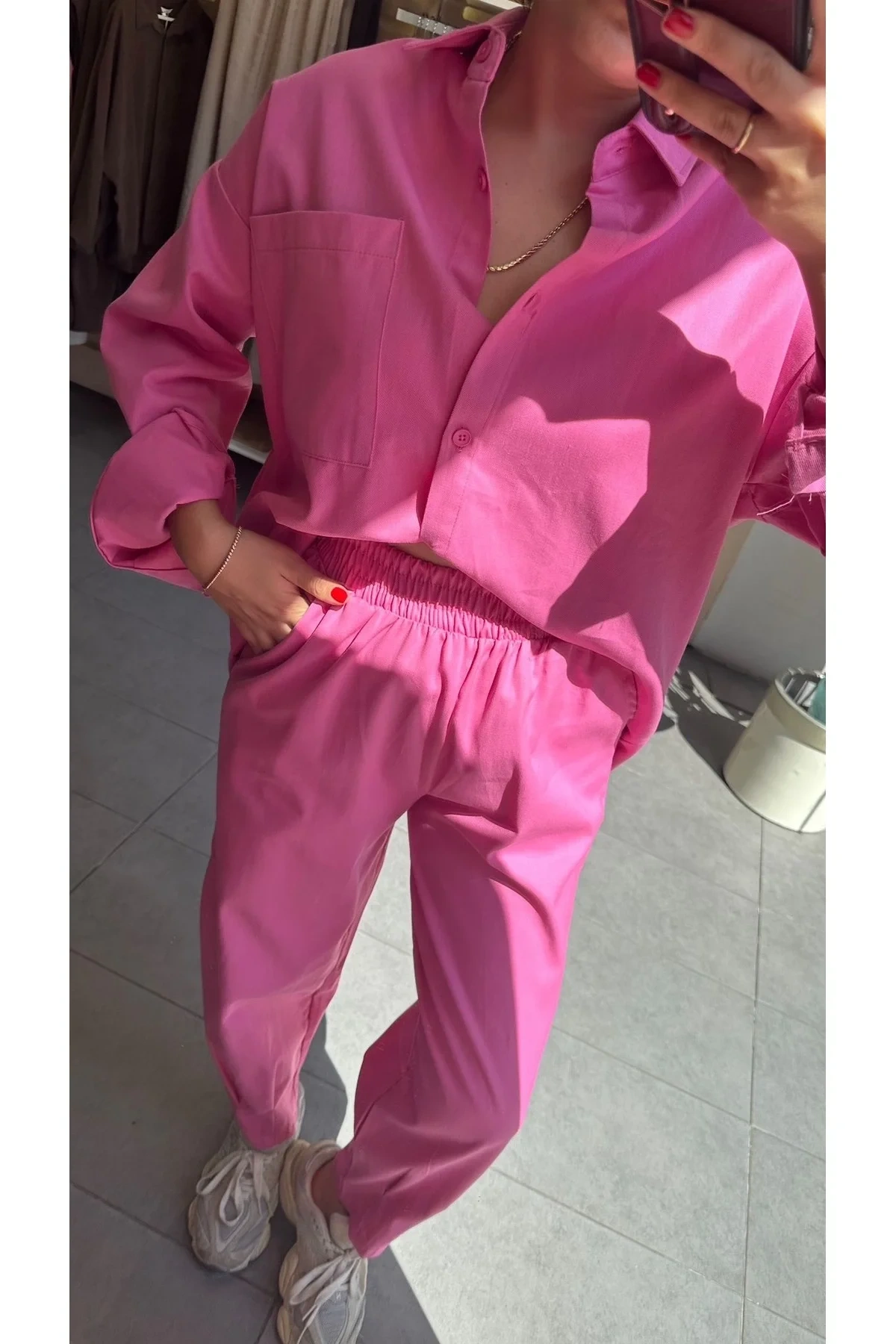 Kadın Pembe Oversize Yıkamalı Gabardin Gömlek ve Beli Lastikli Havuç Pantolon İkili Takım
