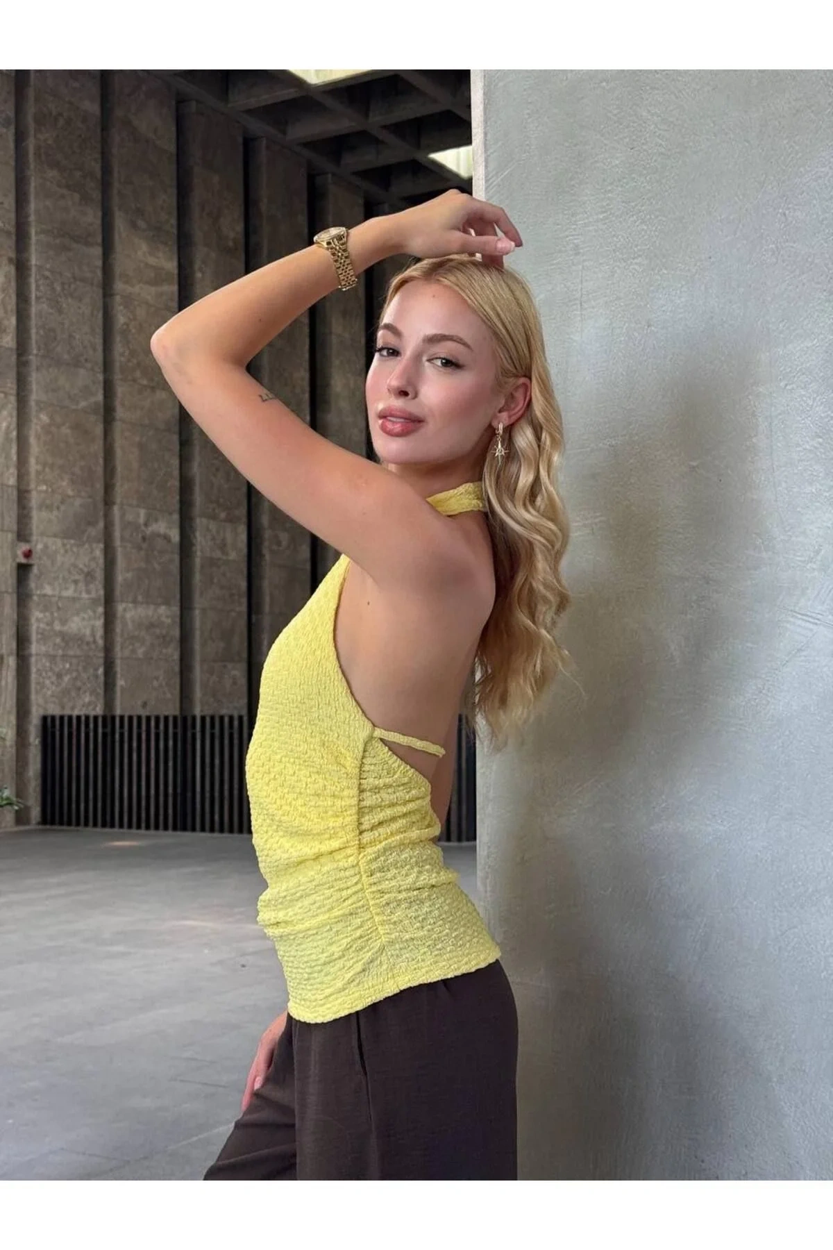 bysoca Kadın Sarı Halter Yaka Sırtı Açık Ayarlı Boyundan Düğmeli Gofre Dokulu Yazlık Crop Bluz