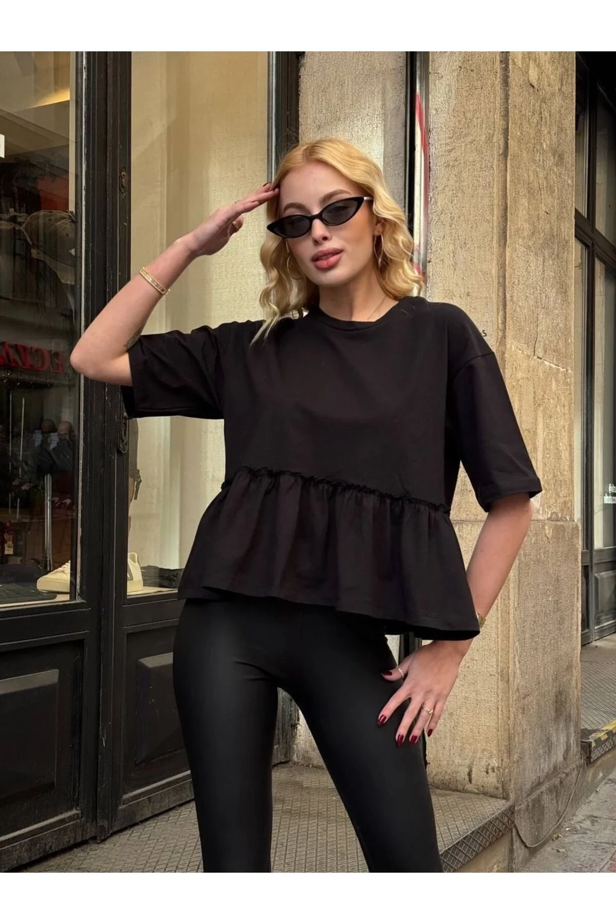 Kadın Siyah Bisiklet Yaka Kısa Kollu Eteği Büzgülü Volanlı Oversize Basic Tişört