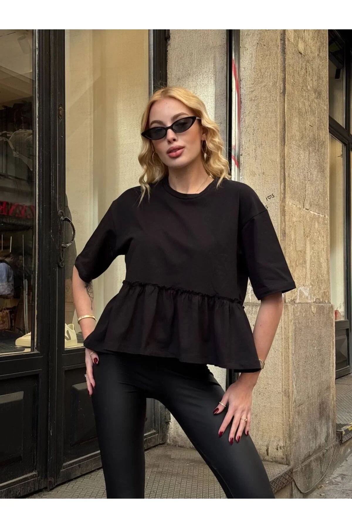 Kadın Siyah Bisiklet Yaka Kısa Kollu Eteği Büzgülü Volanlı Oversize Basic Tişört