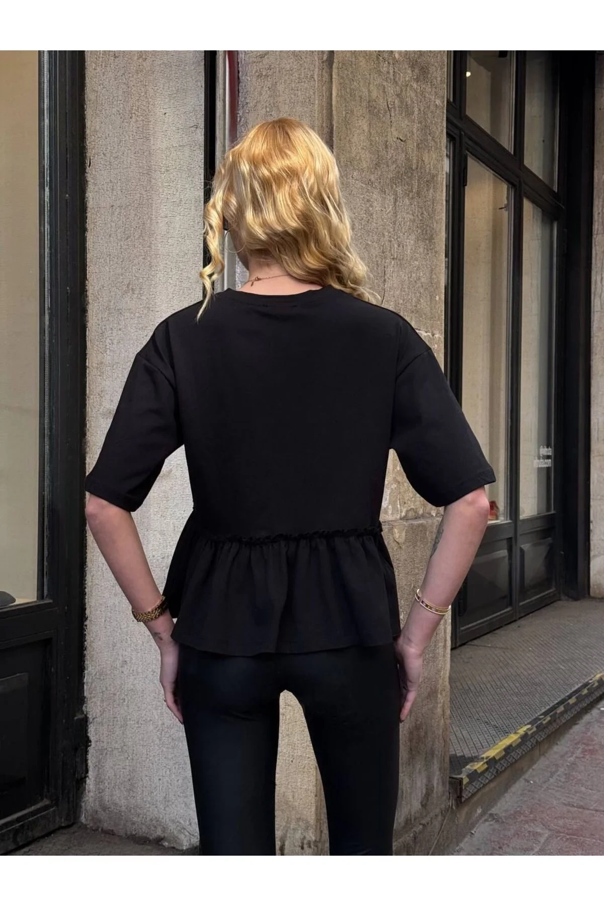 Kadın Siyah Bisiklet Yaka Kısa Kollu Eteği Büzgülü Volanlı Oversize Basic Tişört