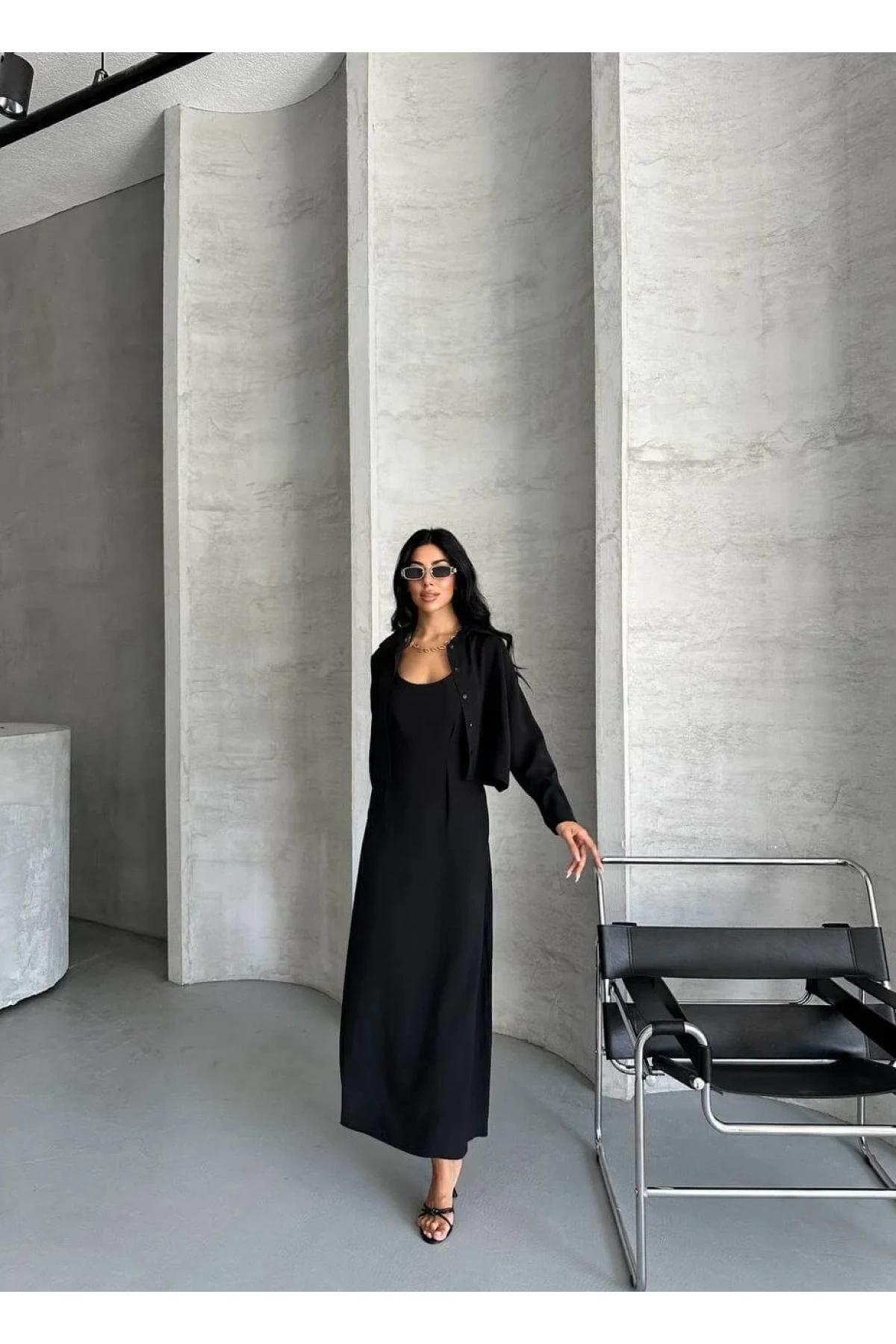 Kadın Siyah Dokuma Kumaş Crop Gömlek ve U Yaka İp Askılı Uzun Elbise İkili Takım