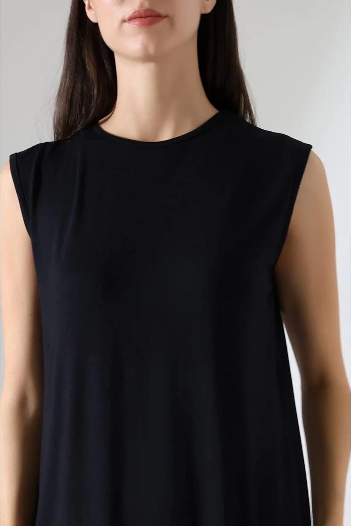 Kadın Siyah Oversize Kolsuz Bisiklet Yaka Basic Viskon Kısa İçlik Tunik Elbise