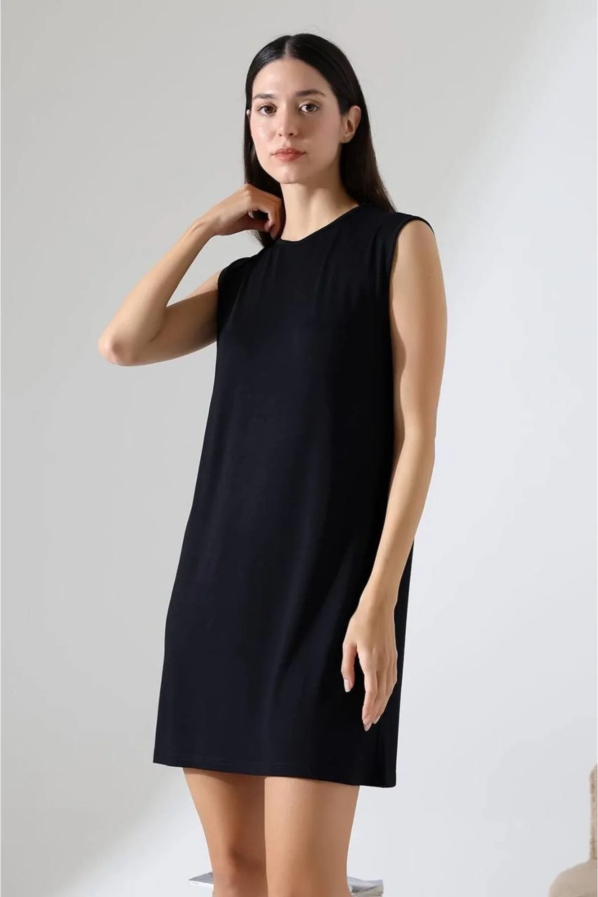 Kadın Siyah Oversize Kolsuz Bisiklet Yaka Basic Viskon Kısa İçlik Tunik Elbise