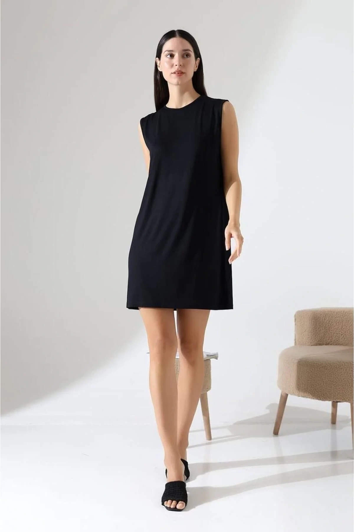 Kadın Siyah Oversize Kolsuz Bisiklet Yaka Basic Viskon Kısa İçlik Tunik Elbise