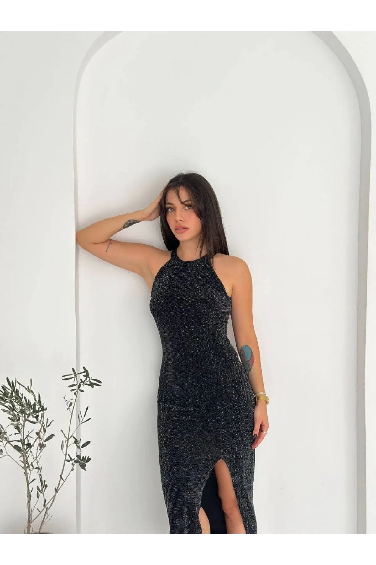 Kadın Siyah Simli Halter Yaka Yırtmaçlı Esnek Kumaş Uzun Abiye Davet Gece Elbisesi