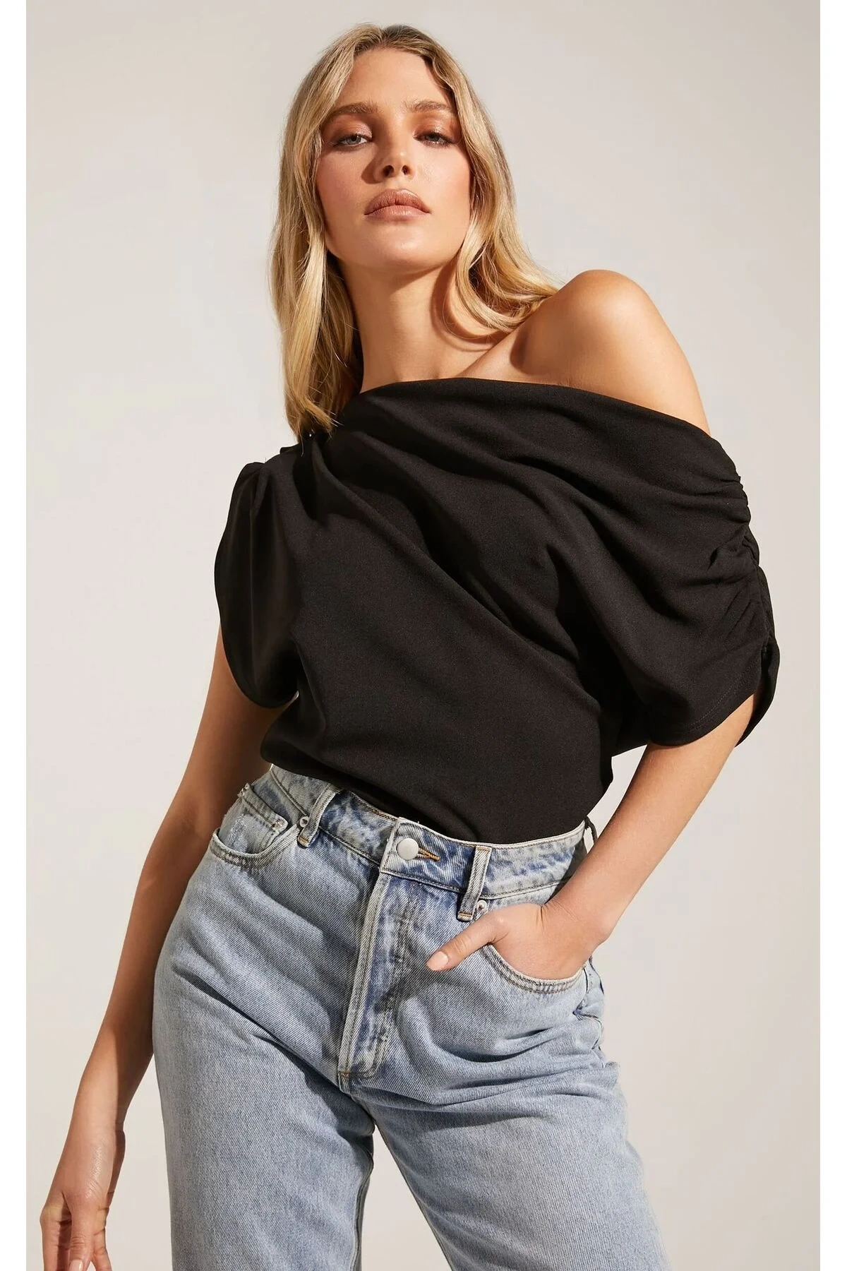 Kadın Siyah Tek Omuz Düşük Kollu Asimetrik Yaka Drapeli Vücudu Saran Crop Bluz