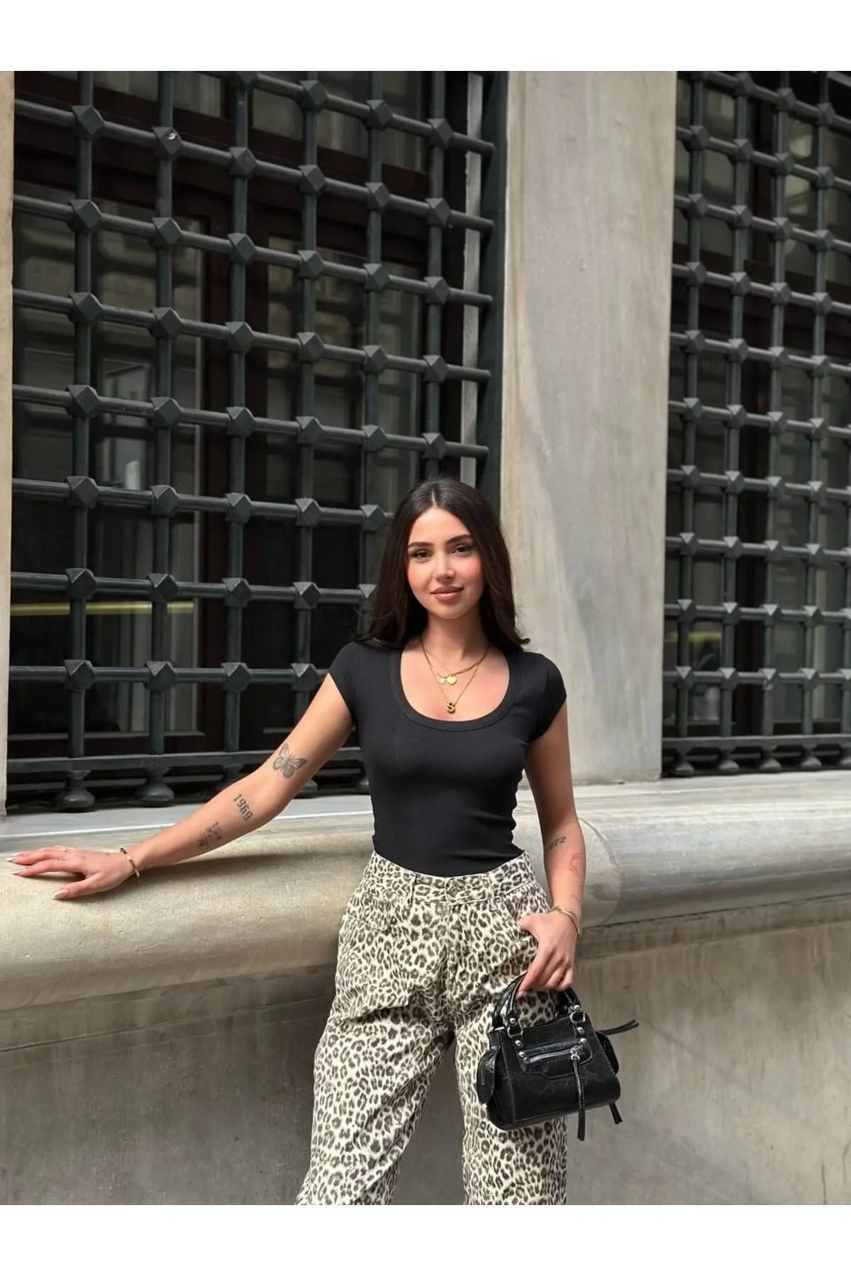 Kadın Siyah U Yaka Kısa Kollu Vücudu Saran Fitilli Ribana Basic Günlük Tişört