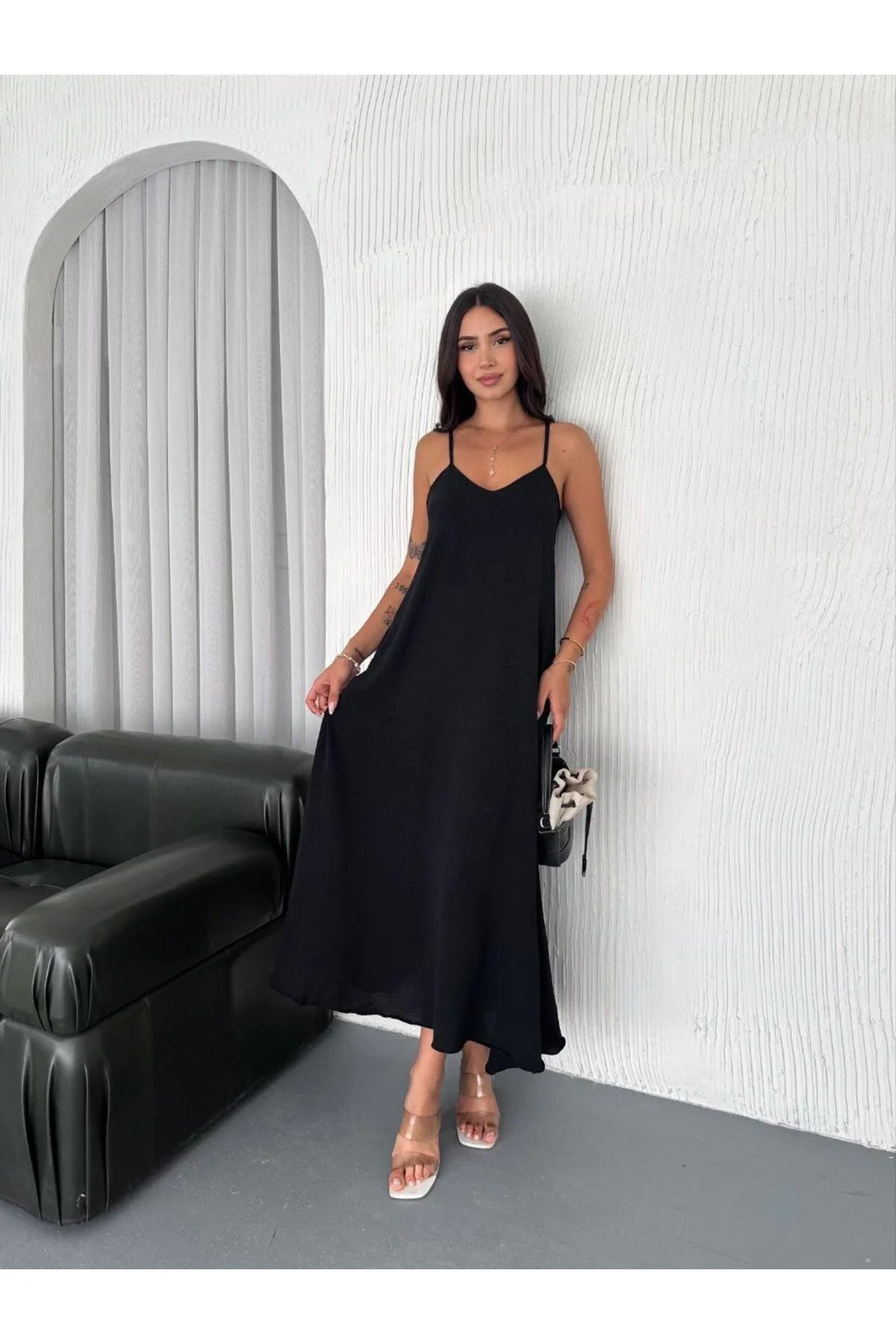 Kadın Siyah V Yaka İp Askılı Sırtı Açık Cepli Salaş Uzun Maxi Boy Ayrobin Yazlık Elbise