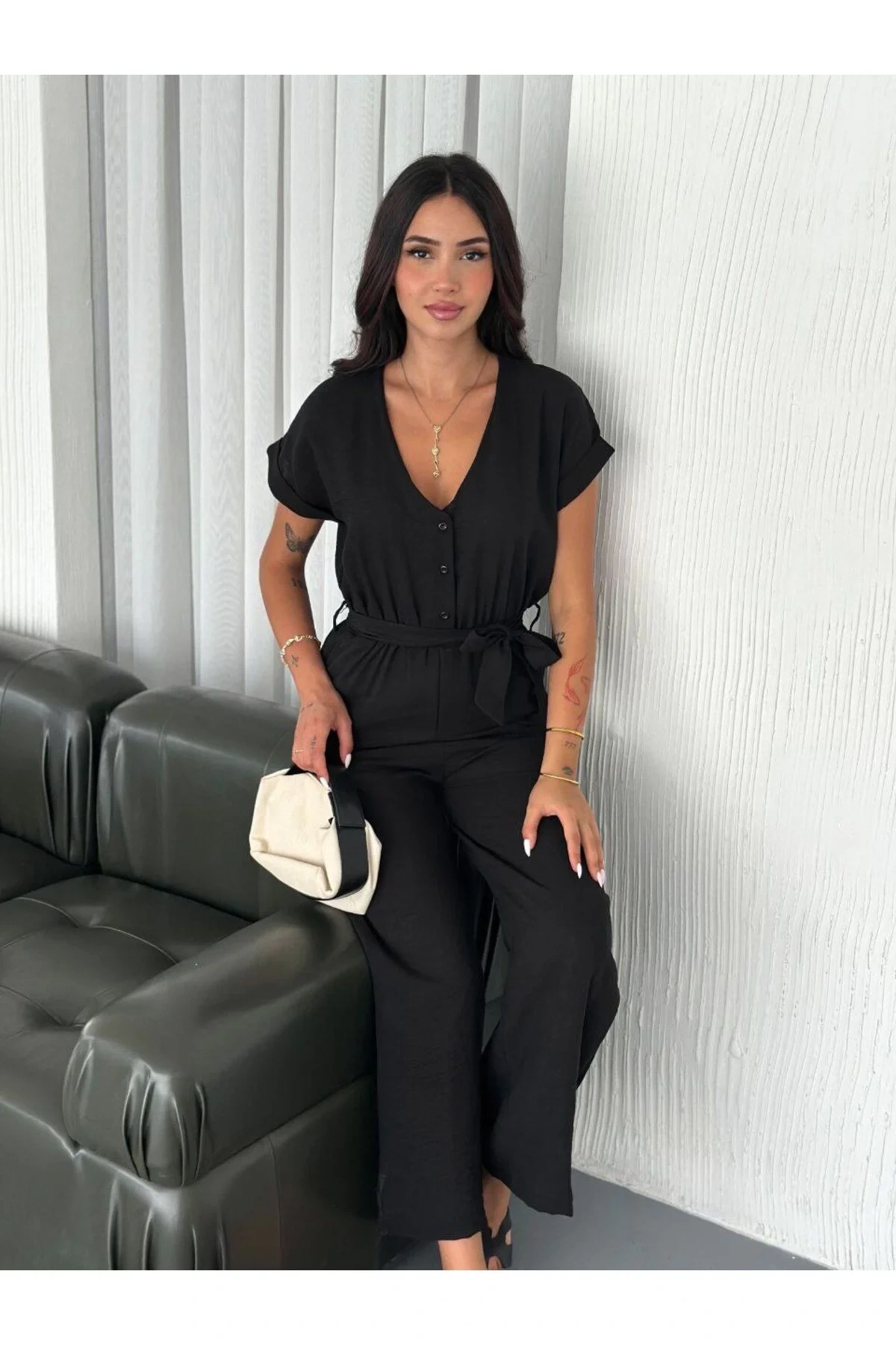 Kadın Siyah V Yaka Düğmeli Cepli Beli Kuşaklı Kısa Kollu Bol Paça Palazzo Keten Kumaş Tulum