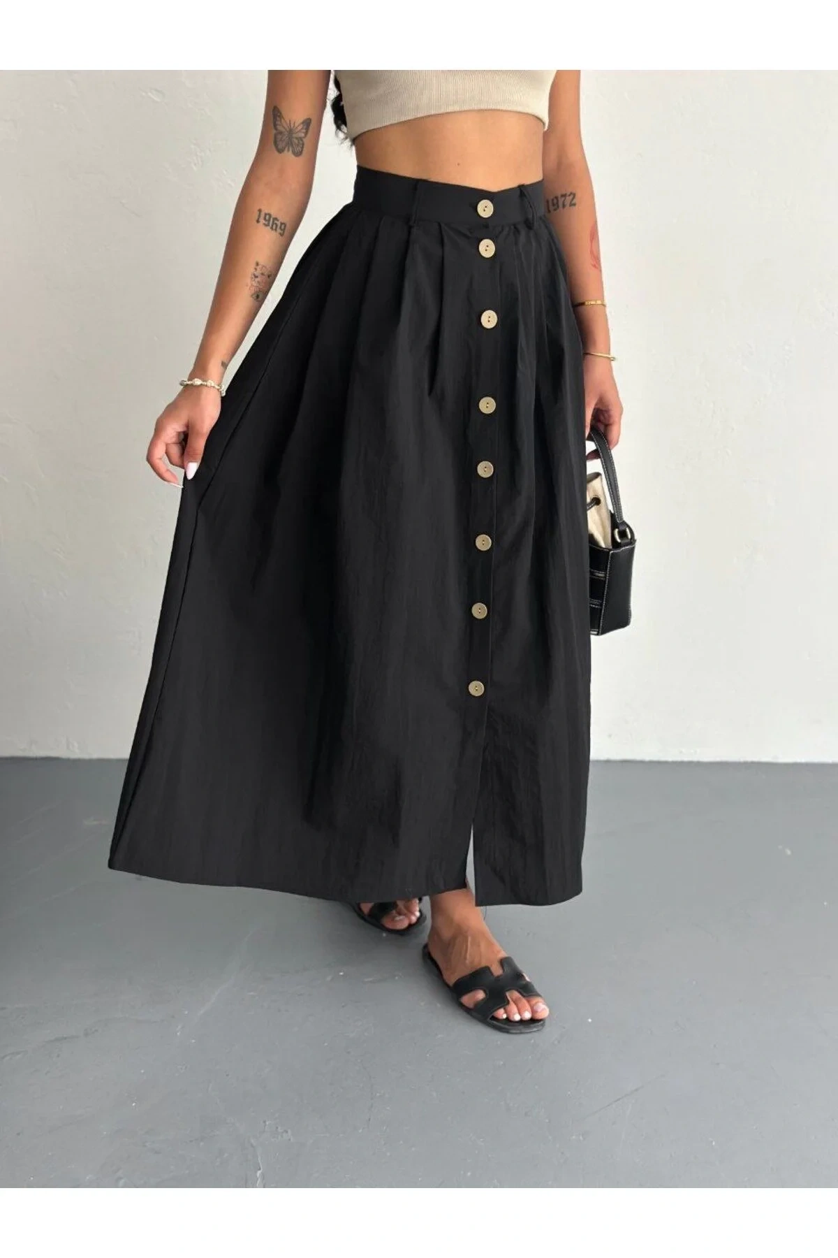 Kadın Siyah Yüksek Bel Pileli Önden Düğmeli Yırtmaçlı Kloş Kesim Oversize Midi Poplin Etek