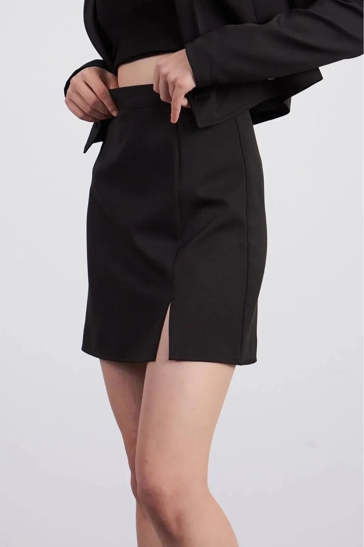 Kadın Siyah Yüksek Bel Önü Yırtmaçlı Mini Kalem Etek