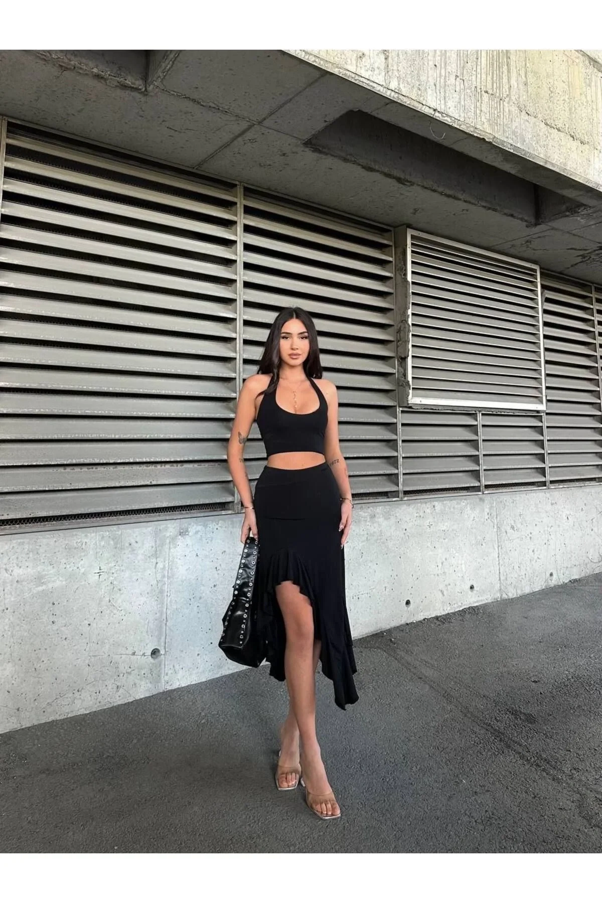 Kadın Siyah Yüksek Bel Yırtmaçlı Fırfırlı Asimetrik Kesim Volanlı Rahat Midi Boy Etek