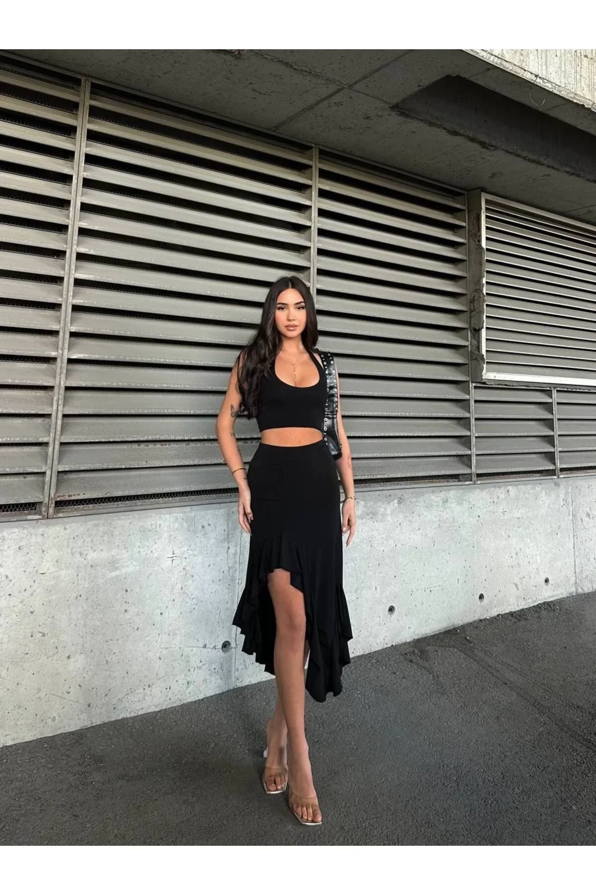 bysoca Kadın Siyah Yüksek Bel Yırtmaçlı Fırfırlı Asimetrik Kesim Volanlı Rahat Midi Boy Etek