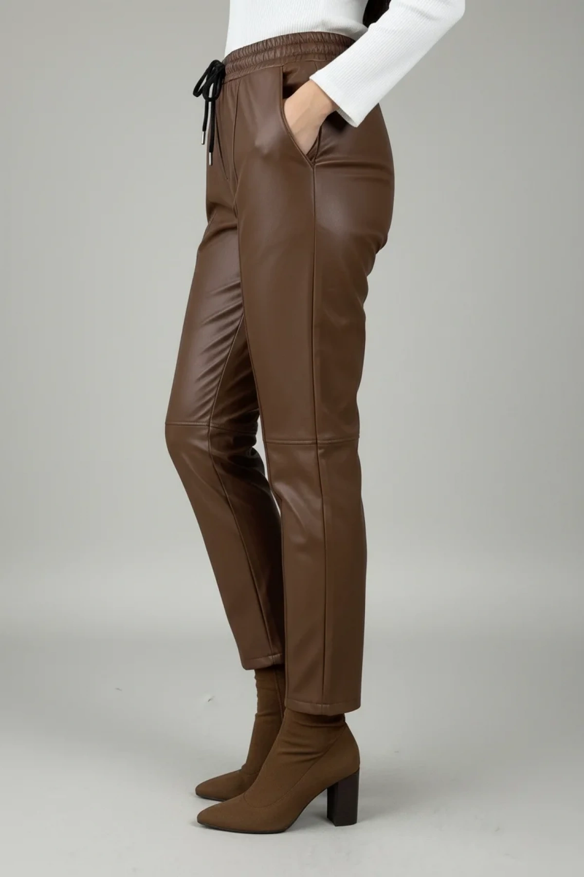 Kadın Taba Yüksek Bel Lastikli ve Bağcıklı Cepli Şardonlu Çatlamaz Deri Jogger Pantolon