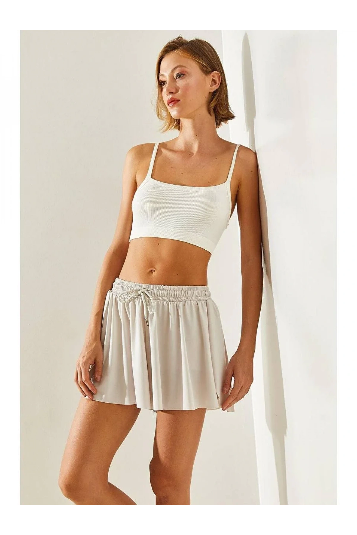 Kadın Taş Rengi Yüksek Bel Beli Lastikli ve Bağcıklı Pileli İçi Şortlu Mini Spor Tenis Eteği