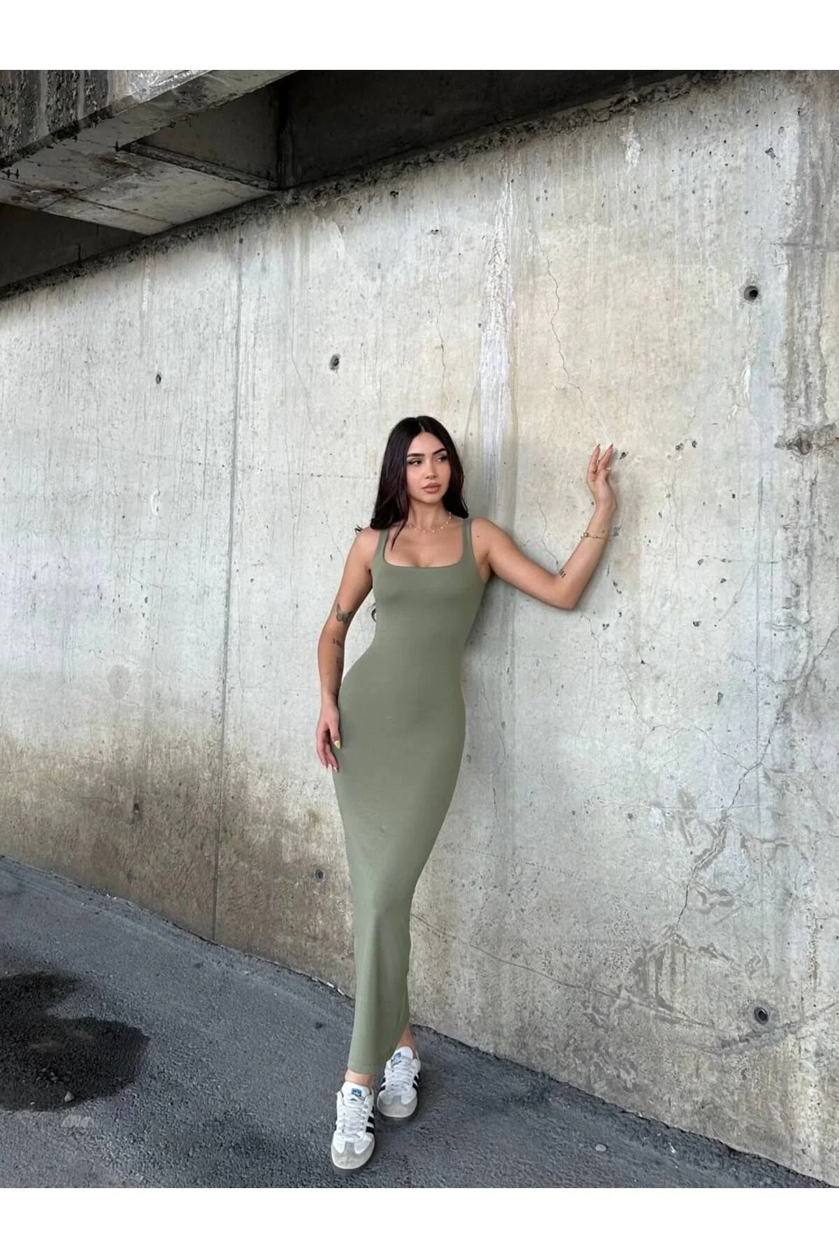 bysoca Kadın Yeşil Kare Yaka Kalın Askılı Sırtı Açık Vücudu Saran Kaşkorse Uzun Maxi Boy Elbise