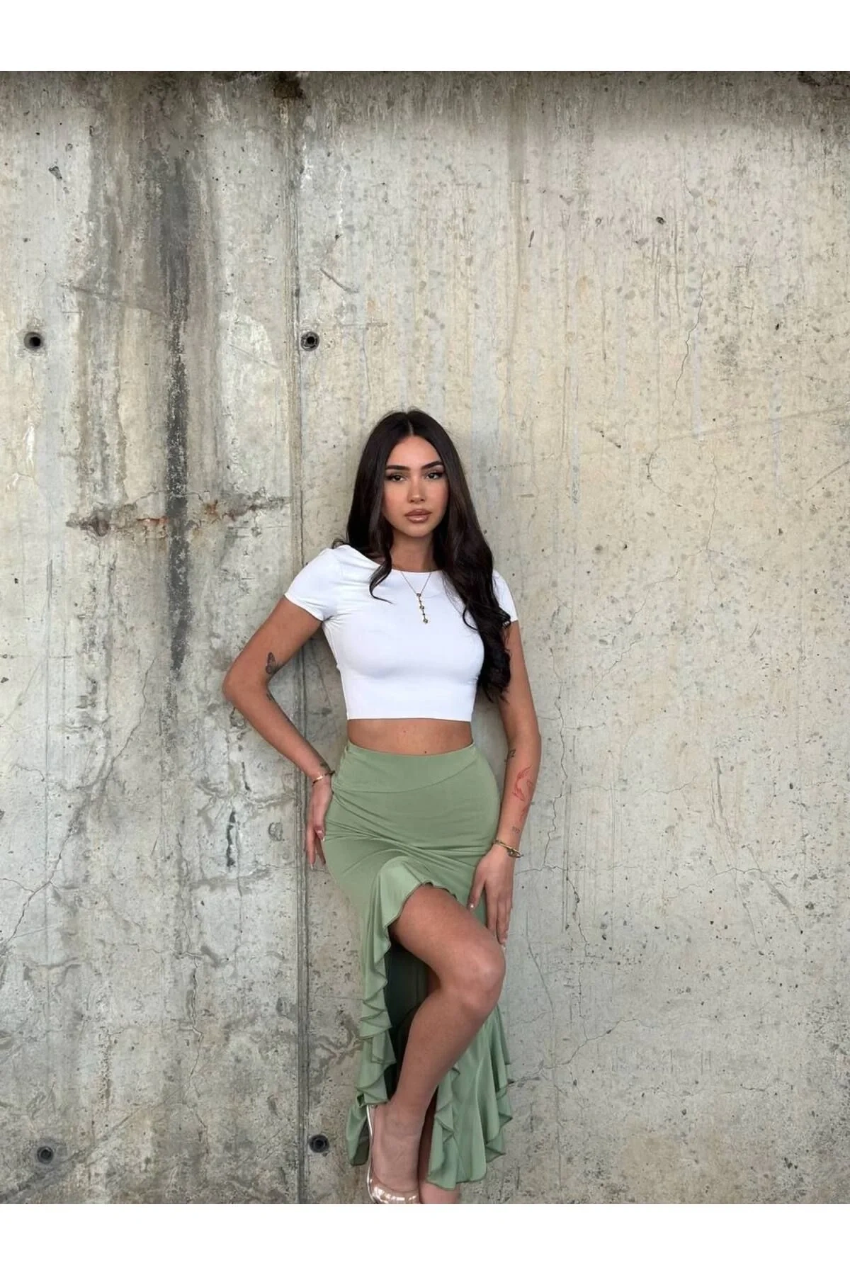 Kadın Yeşil Yüksek Bel Yırtmaçlı Fırfırlı Asimetrik Kesim Volanlı Rahat Midi Boy Etek