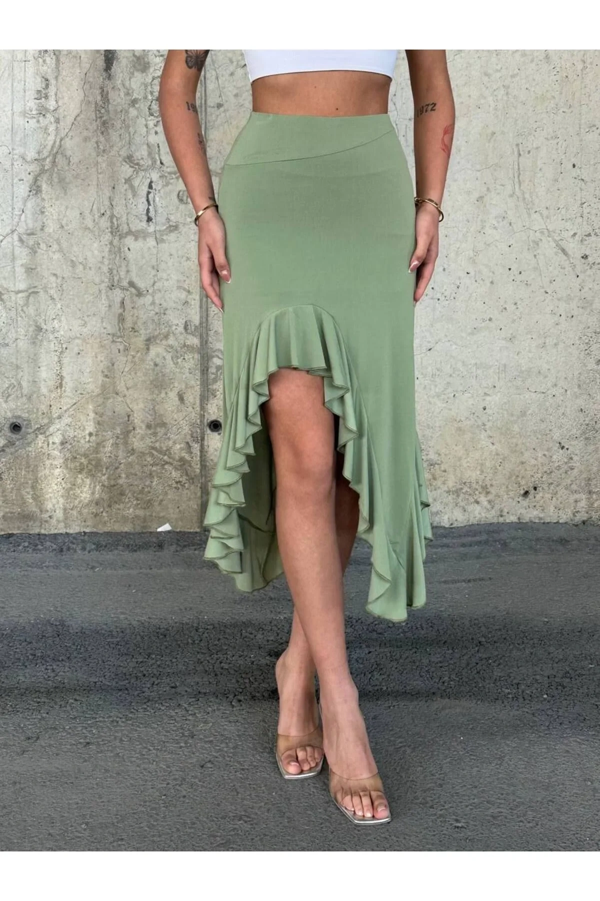 Kadın Yeşil Yüksek Bel Yırtmaçlı Fırfırlı Asimetrik Kesim Volanlı Rahat Midi Boy Etek