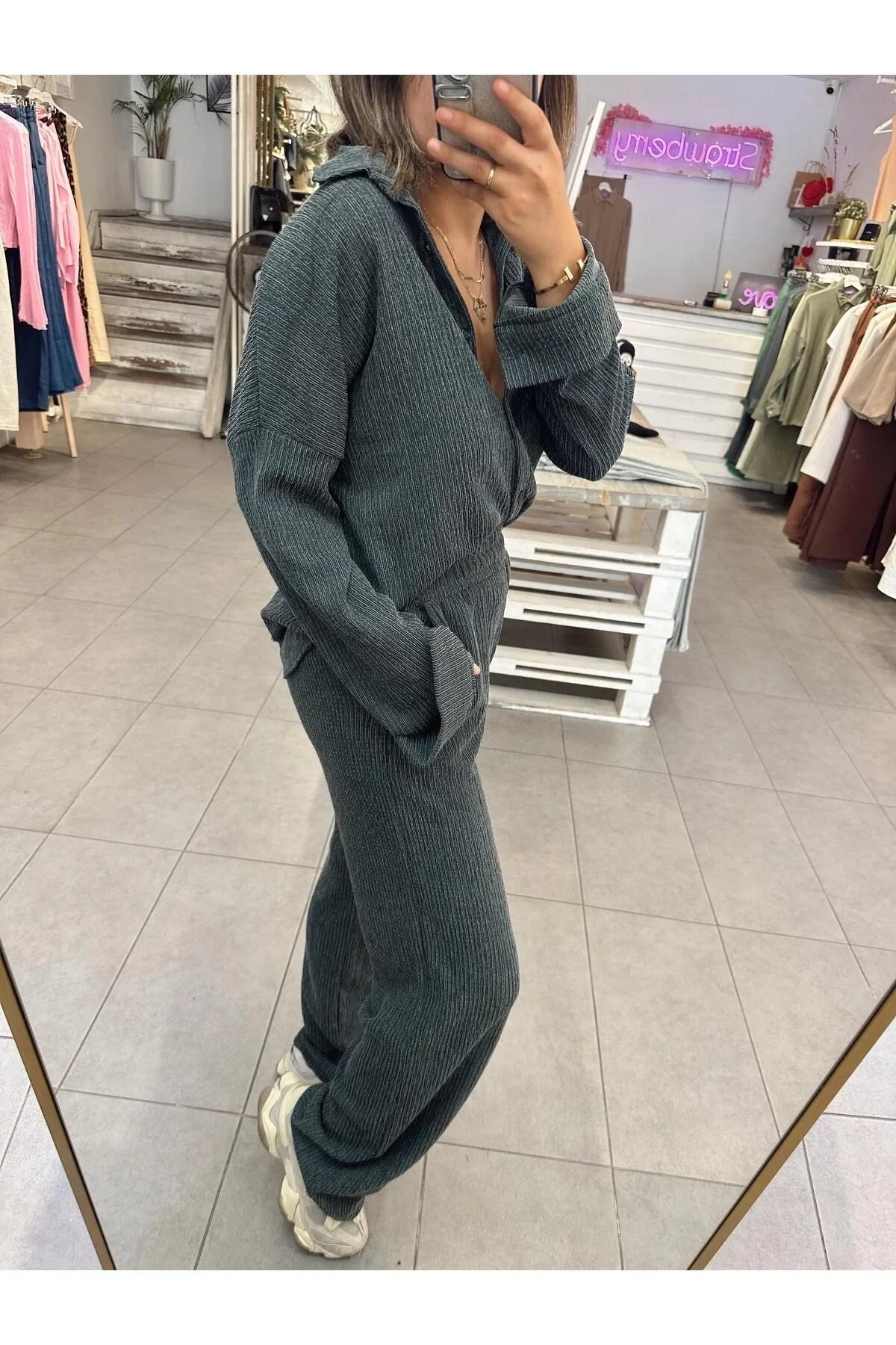 Kadın Zümrüt Düğmeli Gömlek ve Beli Lastikli Geniş Paça Pantolon Bürümcük Kumaş 2li Takım