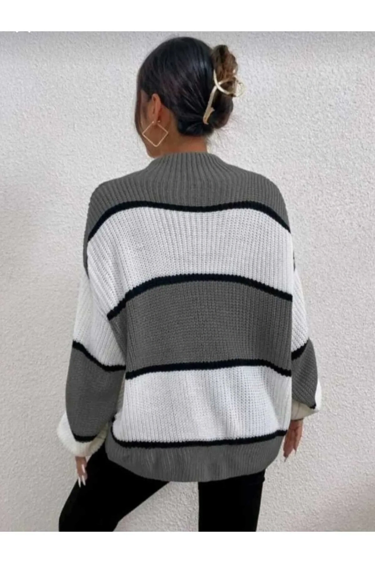 Kadın Gri Beyaz Çizgili Yarım Balıkçı Yaka Oversize Yumuşak Dokulu Triko Kazak