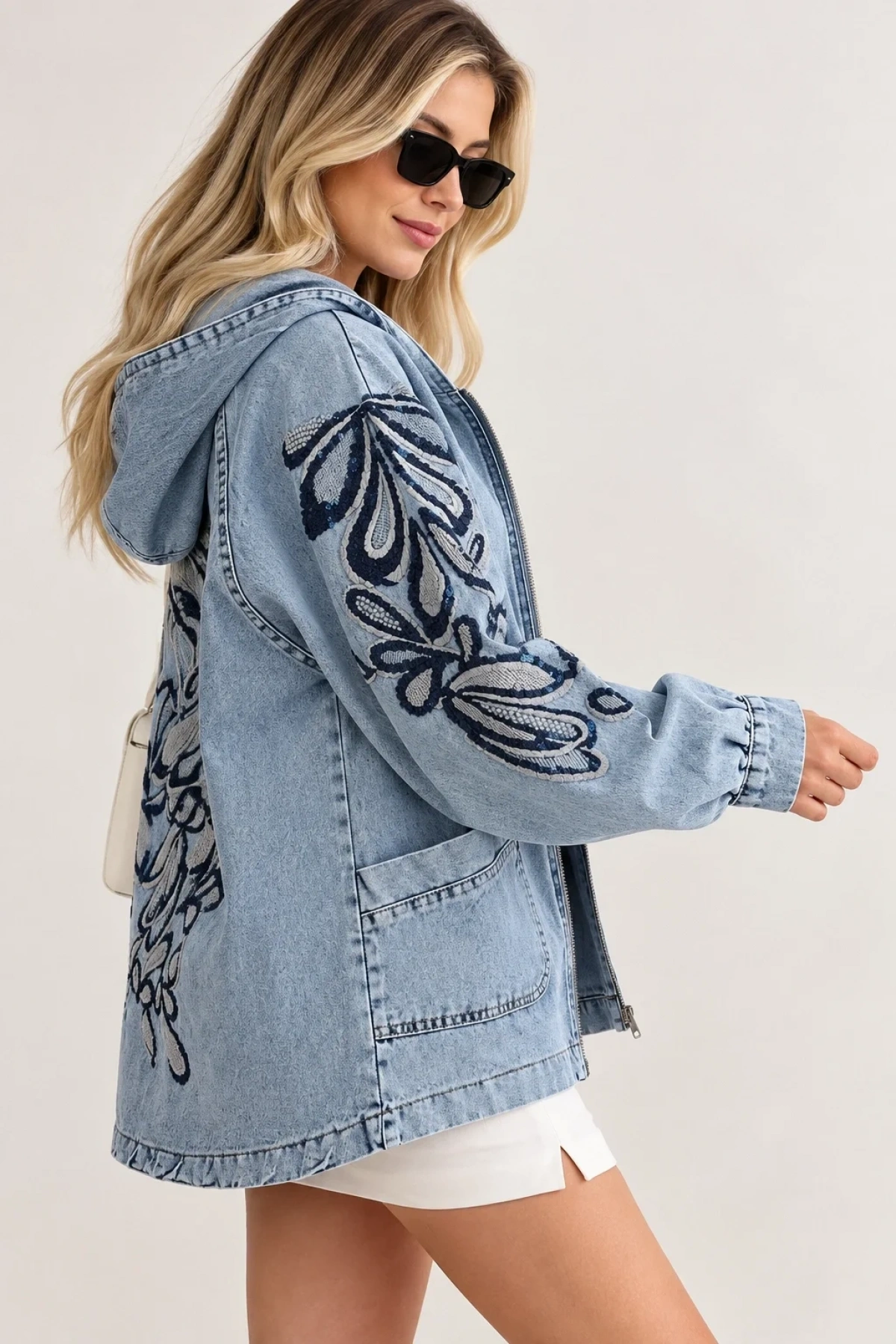 Kadın Açık Mavi Kot Pullu Çiçek İşlemeli Kapüşonlu Oversize Kot Ceket